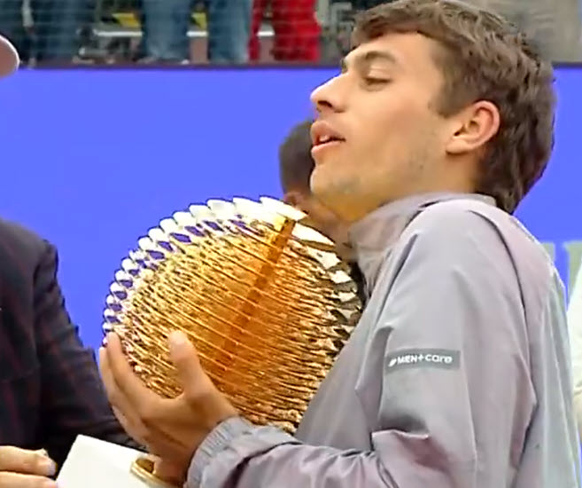 Funny Cobolli Faces Unexpected Challenge With Heavy Trophy In Bicharest Funny Cobolli Faces Unexpected Challenge With Heavy Trophy In Bicharest
