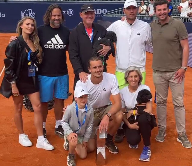 Zverev poses with family, girlfriend and dog after winning the title in Munich