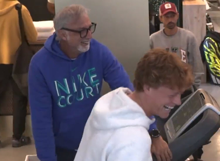 VIDEO. Jannik Sinner caught smiling at the Roland Garros while running on the treadmill