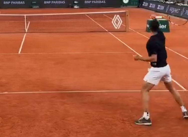 Carlos Alcaraz practices at the Philippe-Chatrier before his semifinal vs. Musetti
