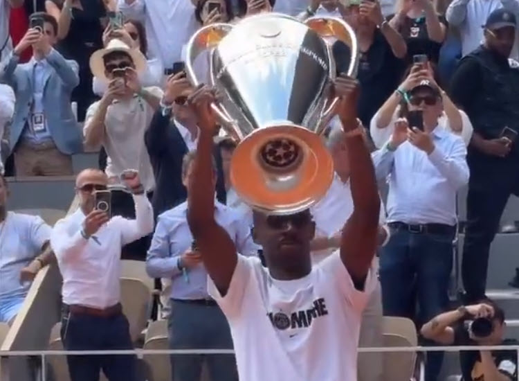 Ousmane Dembélé presents the Champions League trophy at the French Open, thrilling the crowd