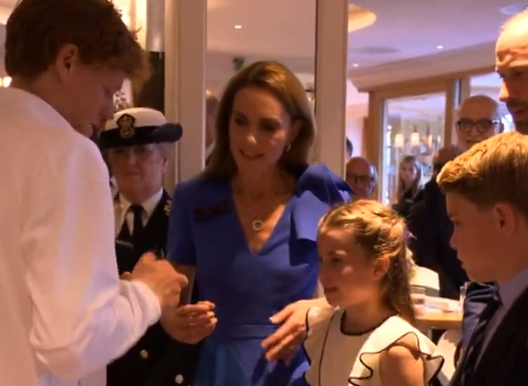 VIDEO. Jannik Sinner signs autographs for Princess Charlotte and Prince George.