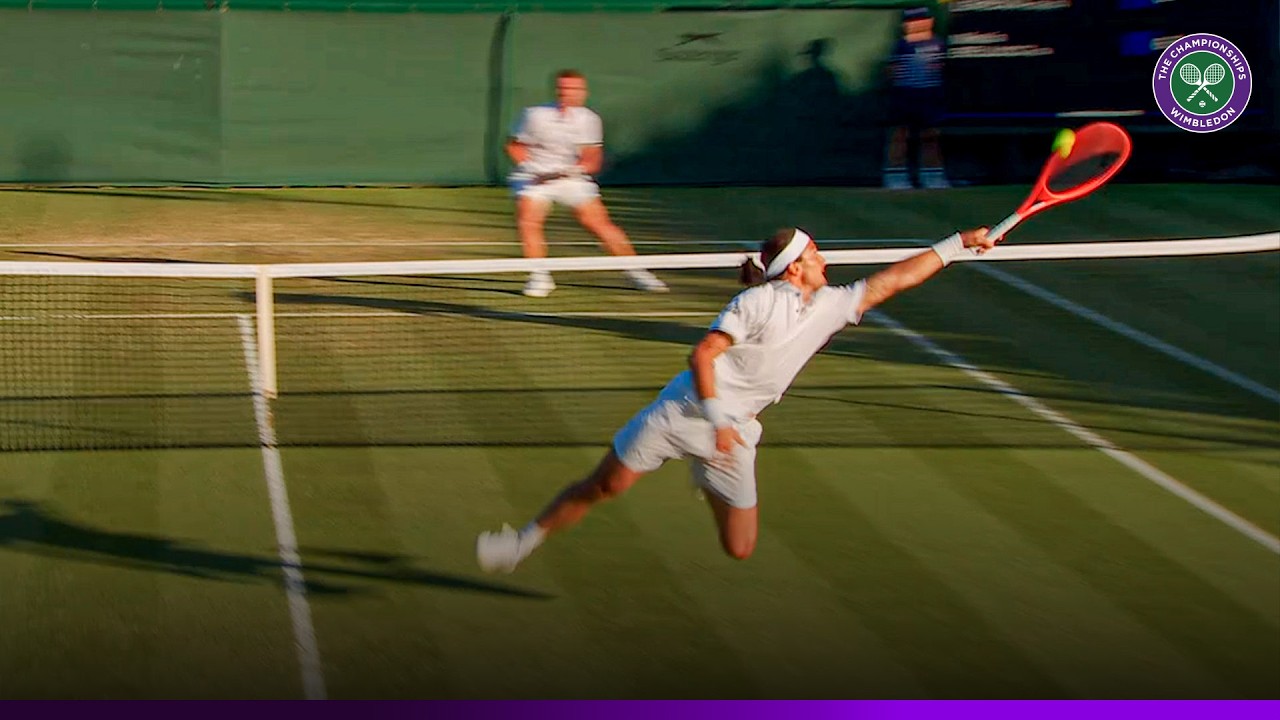 Mattia Bellucci stuns Wimbledon crowd with acrobatic reverse diving volley
