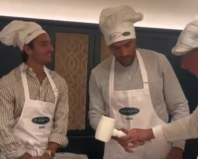 VIDEO. Musetti and Berrettini prepare Wiener Schnitzel in Vienna during ATP 500 event Musetti Berrettini