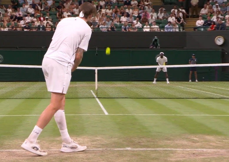 VIDEO. Bublik performs a remarkable underarm ace in his clash against Tiafoe at Wimbledon Bublik Underarm