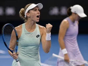 Elise Mertens upsets Iga Swiatek in straight sets to make China Open semifinals